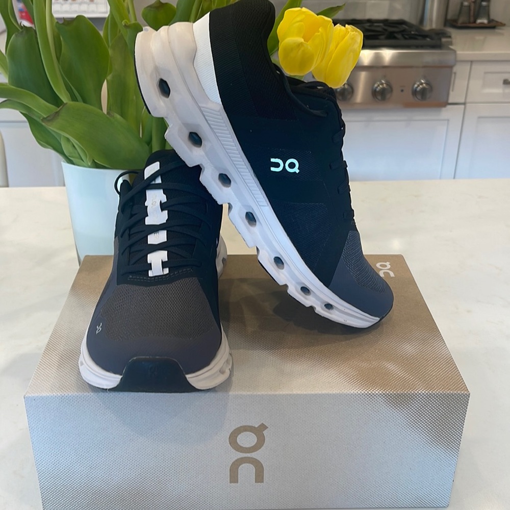 Men’s  On “Cloudrunner” size 9